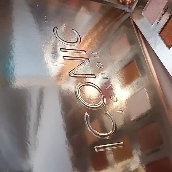 Iconic London Sunset to Sunrise Eyeshadow Palette - Picture 7 of 9